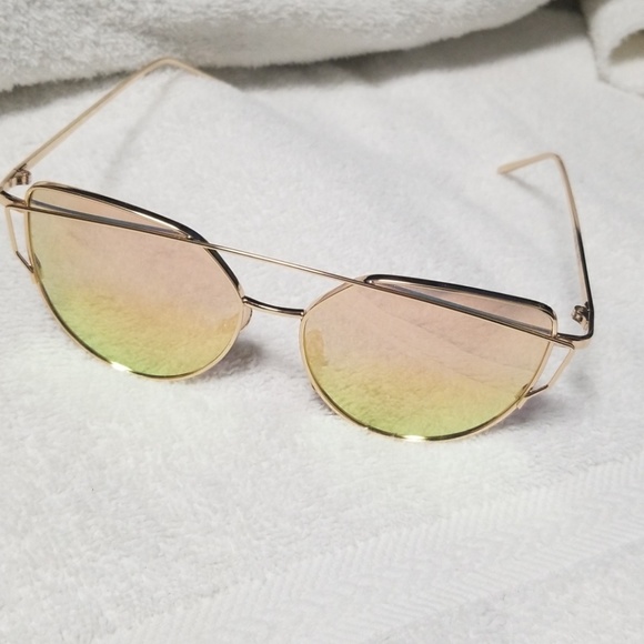 Women's rose gold reflective sunglasses NWOT - Picture 2 of 5